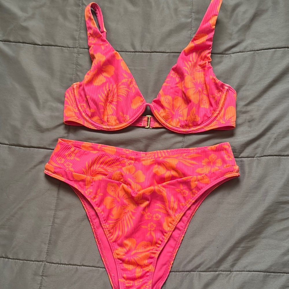 Hollister Pink and Orange Bikini with Classic Underwire and High-Cut Design